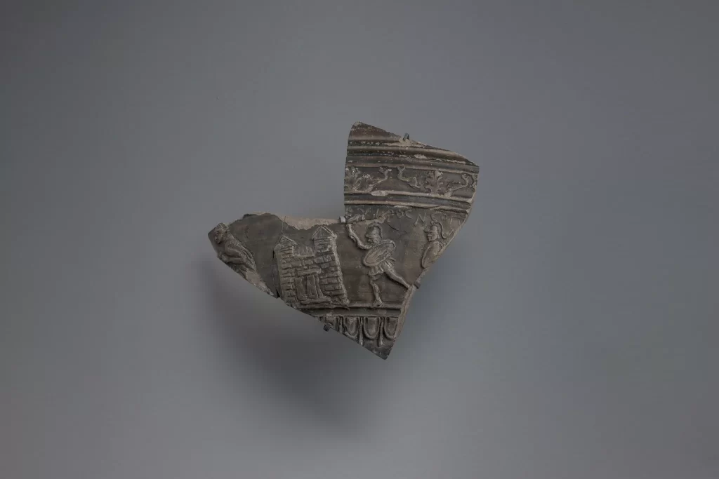 ΑΙΑ.Β07.10 Ανάγλυφο όστρακο, α.κ. 9542
