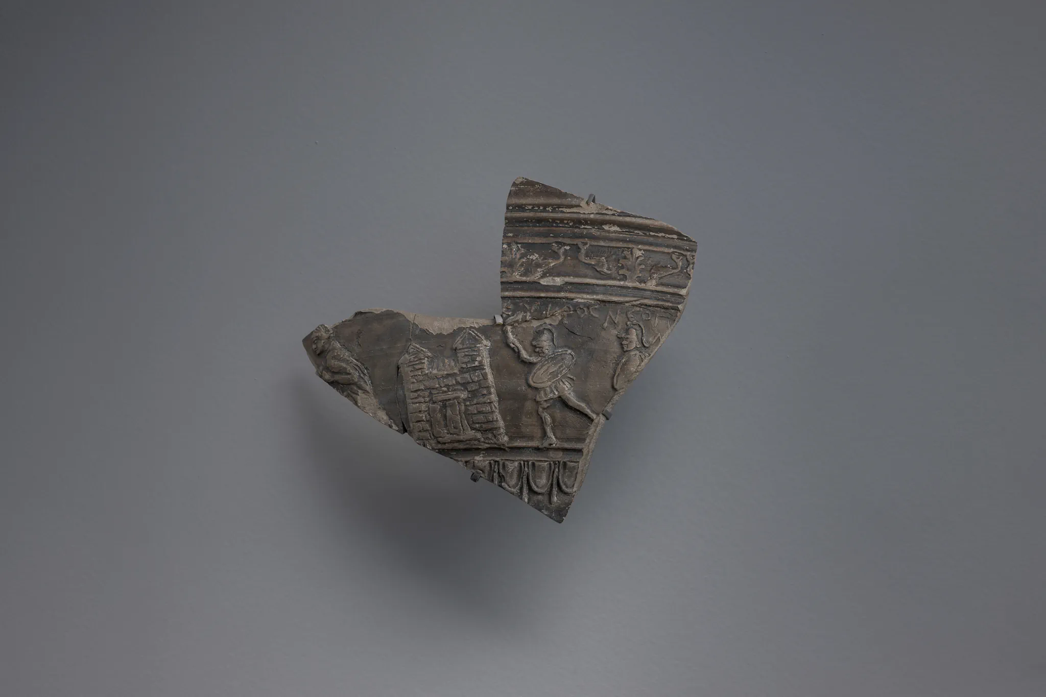 ΑΙΑ.Β07.10 Ανάγλυφο όστρακο, α.κ. 9542