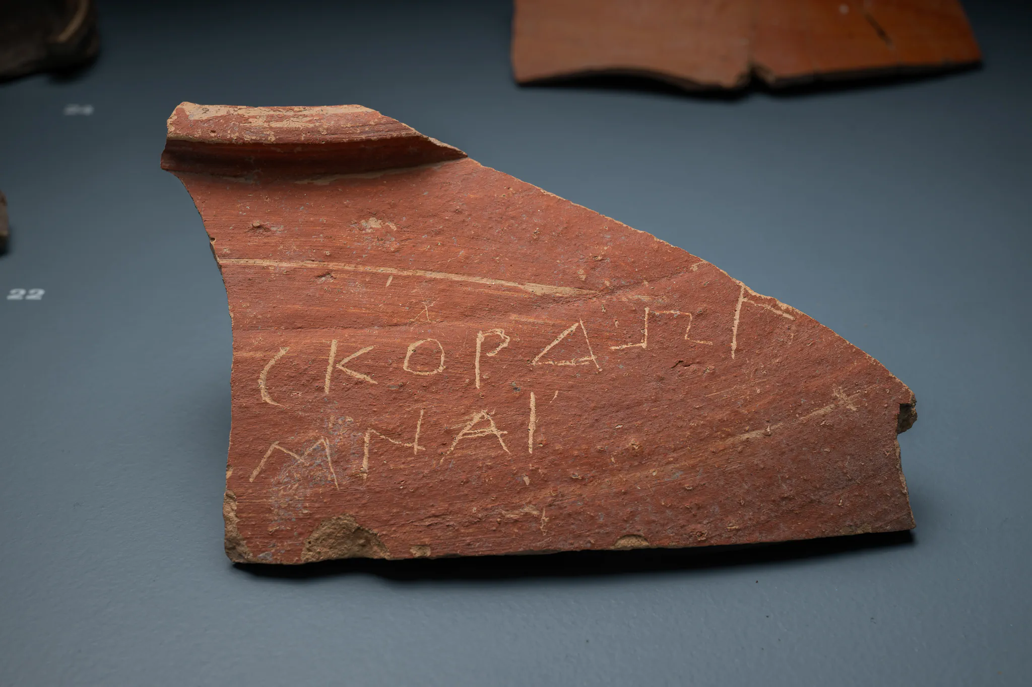 ΑΙΑ.Β09.27 Ενεπίγραφο όστρακο, α.κ. 6832