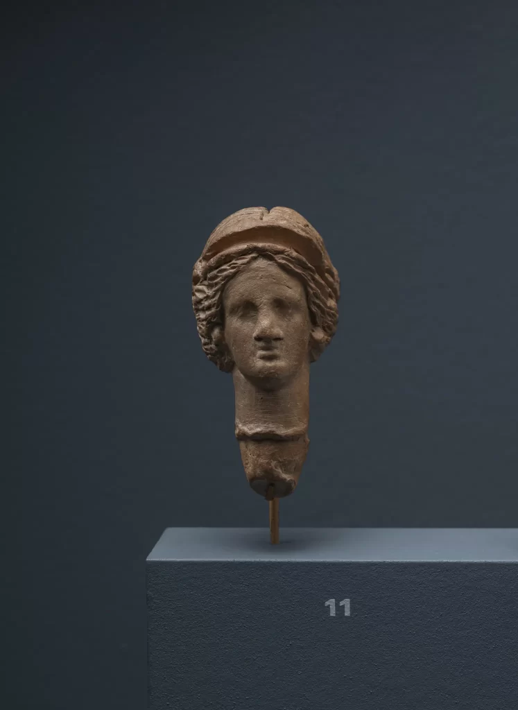 ΑΙΑ.Β10.ΕΝ.11-12 Κεφαλές γυναικείων ειδωλίων, α.κ. 2081