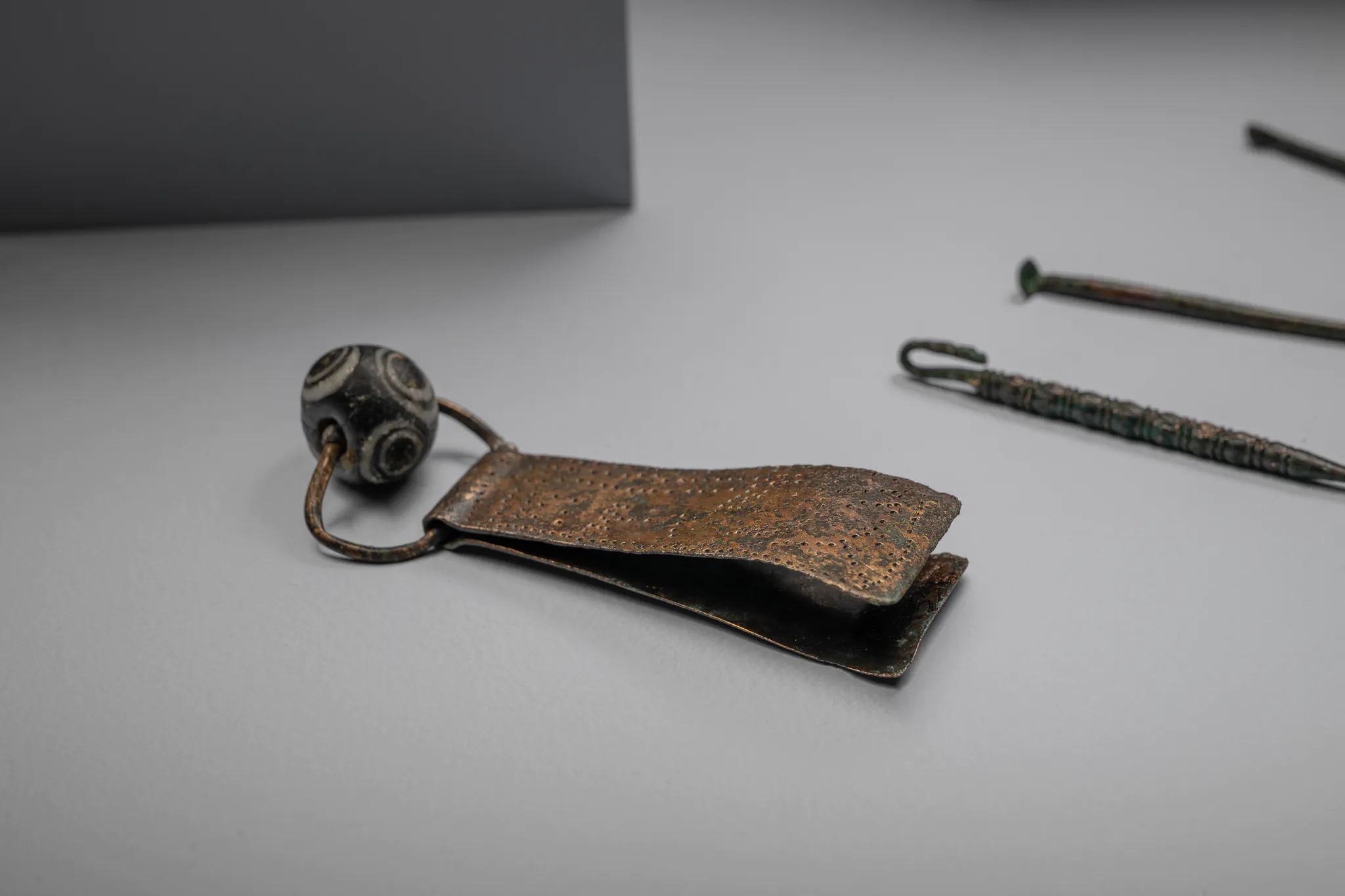ΑΙΑ.Γ05.16 Τριχολαβίδα με χάντρα, α.κ. 1331