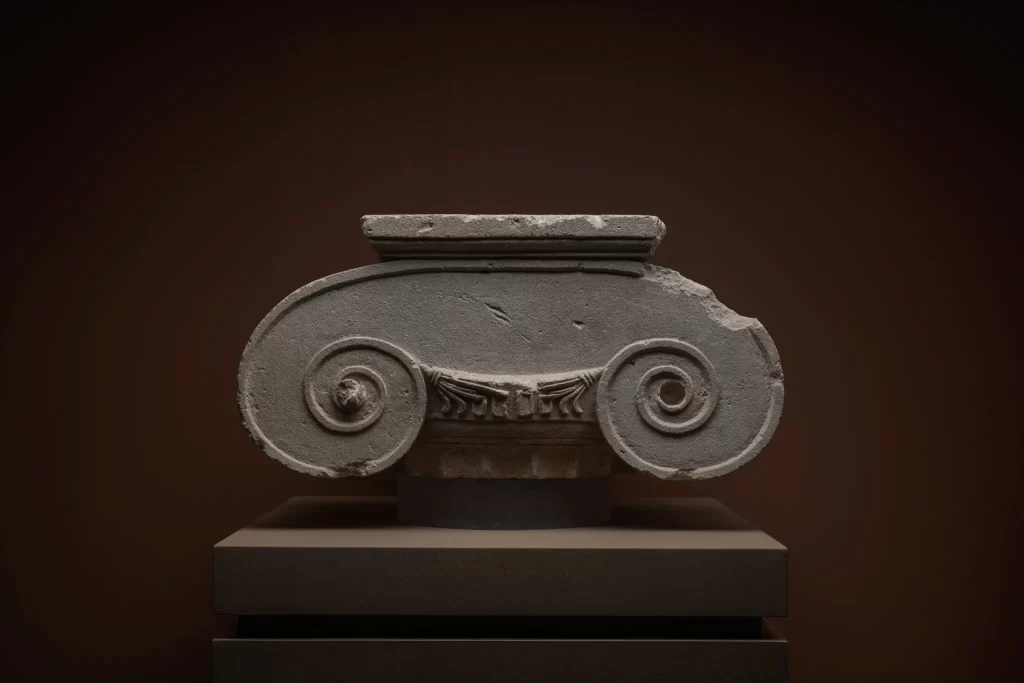 ΑΙΑ.Ε00.ΒΘ25 Ιωνικό κιονόκρανο, α.κ. 6351