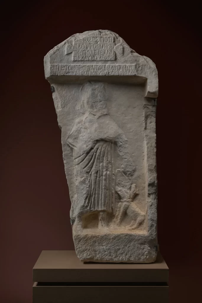 ΑΙΑ.Ε00.ΒΘ42 Αναθηματική στήλη με Πλούτωνα, ΒΕΚ 3