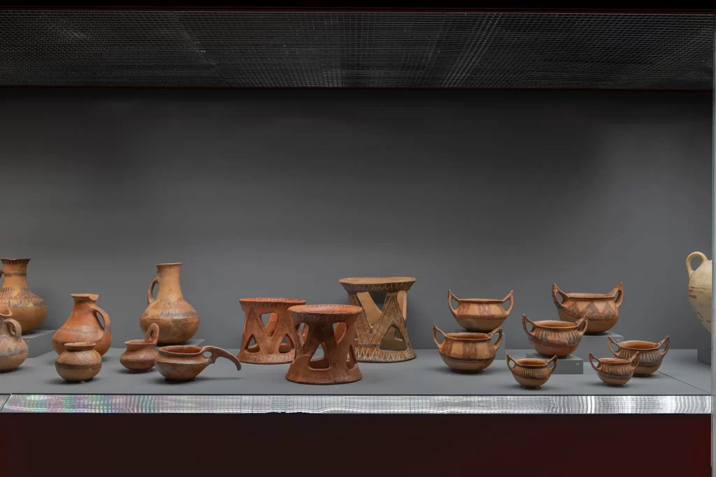 ΑΙΑ.Α11.ΠΡ-ΕΝ Αγγεία με αμαυρόχρωμη διακόσμηση