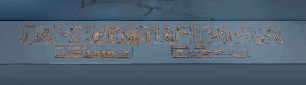 ΑΙΑ.Γ24.ΕΝ Ζωφόρος από το εσωτερικό του τάφου Ι